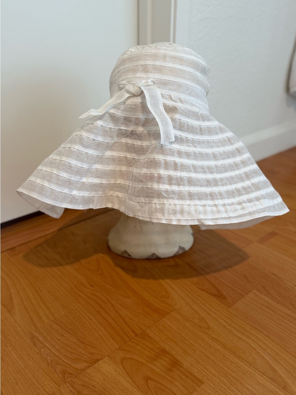 Grevi White and Tan Striped Woven Hat